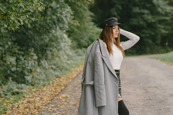 Chica Camina Mujer Con Abrigo Gris Morena Con Una Gorra —  Fotos de Stock