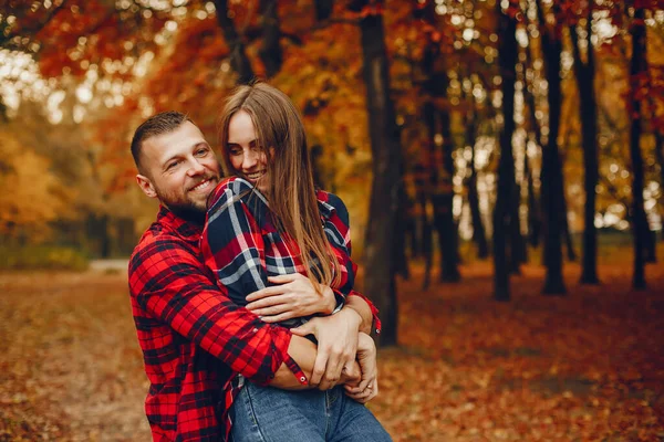 公園でカップル 黄金の森の中の家族あごひげを生やした男 — ストック写真