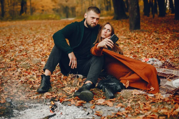 Cuplu Într Parc Familia Într Pădure Aur Bărbat Barbă — Fotografie, imagine de stoc
