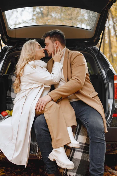 Blonde Frau Und Brünetter Mann Sitzen Einem Schwarzen Kofferraum Herbstlichen — Stockfoto