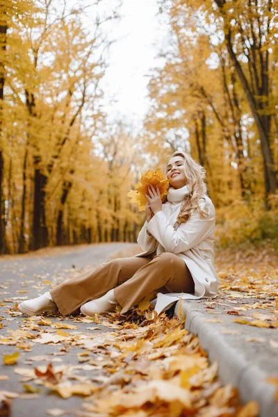 Young Woman Sitting Curb Autumn Forest Blonde Woman Holding Yellow — Foto de Stock