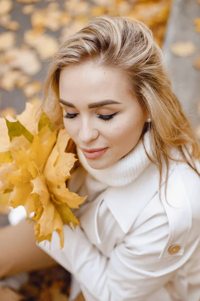 Young Woman Sitting Curb Autumn Forest Blonde Woman Holding Yellow — Stockfoto