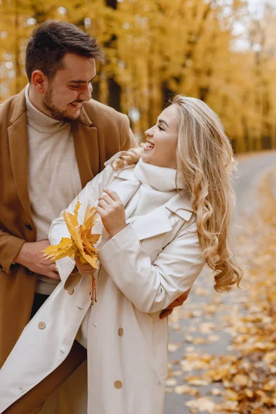 Young Man Woman Walking Wearing Beige Coats Blond Woman Brunette — Stockfoto