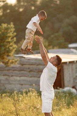 Yaz tarlasında bir aile. Beyaz tişörtlü baba. Şirin küçük oğlum..