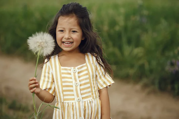 Kind Auf Einem Sommerfeld Kleines Mädchen Einem Süßen Kleid — Stockfoto