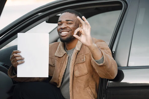 Black Man Holding Blank Sheet Paper His Hand Man Sitting — Stock Photo, Image