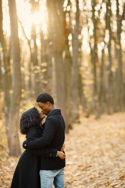 Siyah Genç Adam Kız Arkadaşı Sarılıyor Sonbahar Parkında Yürüyen Romantik — Stok fotoğraf