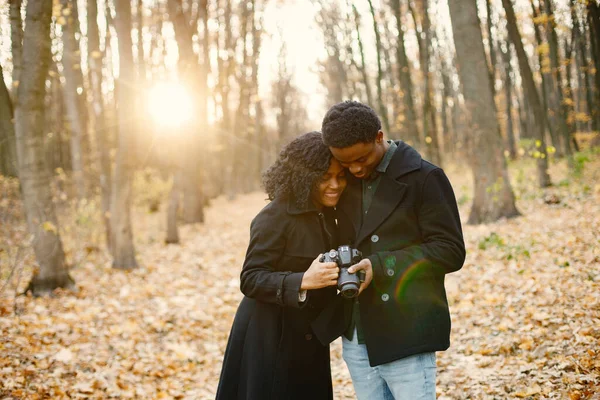 Siyah Genç Bir Adam Kız Arkadaşı Ellerinde Bir Kamera Tutuyor — Stok fotoğraf