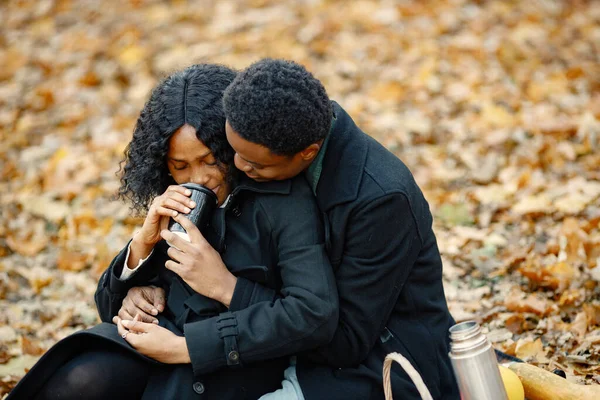 Siyah Adam Kadın Çay Içiyor Sonbahar Parkında Battaniyeye Oturmuş Romantik — Stok fotoğraf