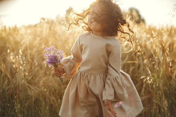 Kind Auf Einem Sommerfeld Kleines Mädchen Einem Süßen Braunen Kleid lizenzfreie Stockbilder