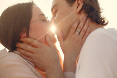 Yaz parkında bir çift. Beyaz tişörtlü adam..