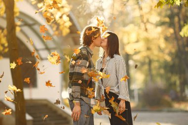 Parkta bir çift. Beyaz tişörtlü adam. Altın sonbahar.