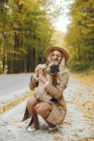 Женщина Собака Играют Веселятся Осеннем Парке Коричневый Французский Бульдог Владелицей — стоковое фото
