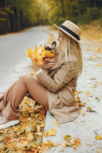 Žena Pes Sbírají Listí Podzimním Parku Hnědý Francouzský Buldok Majitelkou — Stock fotografie
