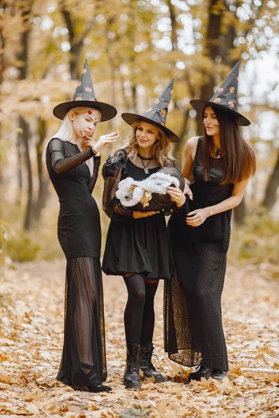 Три Молодые Девушки Ведьмы Лесу Хэллоуин Девушки Черных Платьях Конусной — стоковое фото