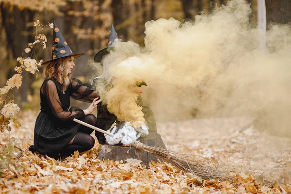 Две Девочки Ведьмы Лесу Хэллоуин Девушки Черных Платьях Конусных Шляпах — стоковое фото