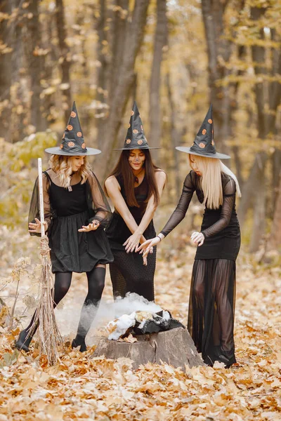 Τρεις Μάγισσες Στο Δάσος Τις Απόκριες Κορίτσια Μαύρα Φορέματα Και — Φωτογραφία Αρχείου
