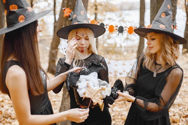 Three Young Girls Witches Forest Halloween Girls Wearing Black Dresses — Fotografia de Stock