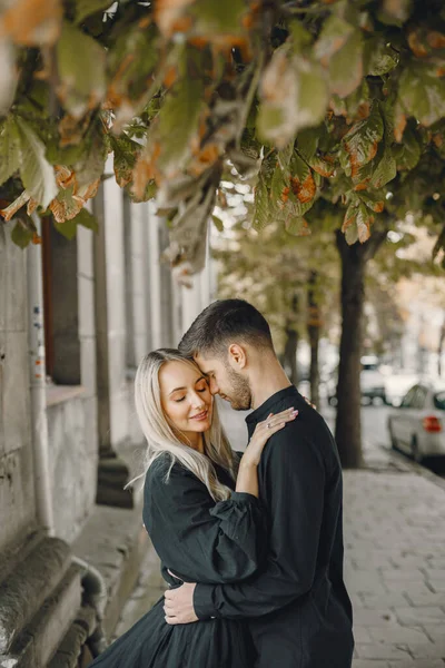 快乐的一对欧洲夫妻恋爱得很开心 在城市的户外拥抱 — 图库照片