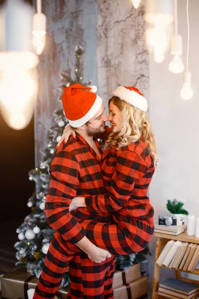 Romantikus Pár Ünnepli Karácsonyt Karácsonyfa Közelében Szőke Barna Férfi Kockás — Stock Fotó