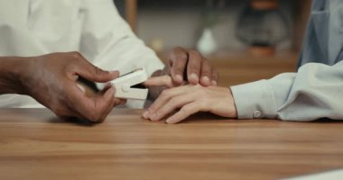Siyahi doktorların ofisindeki beyaz kadın sağlık kontrolü yapıyor. Sağlık ve Tedavi Konsepti.