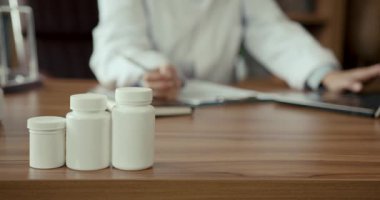 İş yerinde dizüstü bilgisayar kullanan kadın doktor. Pozitif doktor kaliteli tıbbi bakım sağlamak için elinden geleni yapıyor..