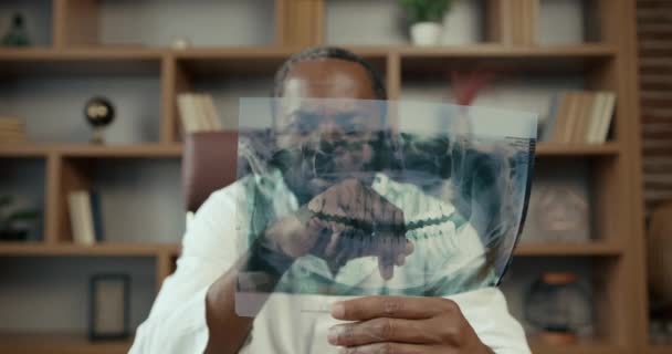 Krankenhausarzt Mit Patienten Röntgenfilm Radiologe Untersucht Röntgenergebnisse — Stockvideo