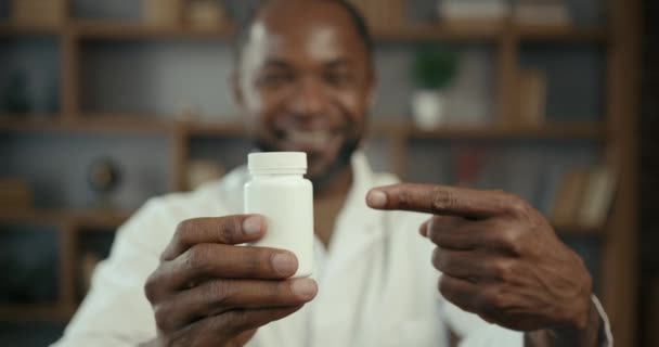 Farmacista Che Impugna Flacone Pillole Pubblicità Del Concetto Medicina — Video Stock