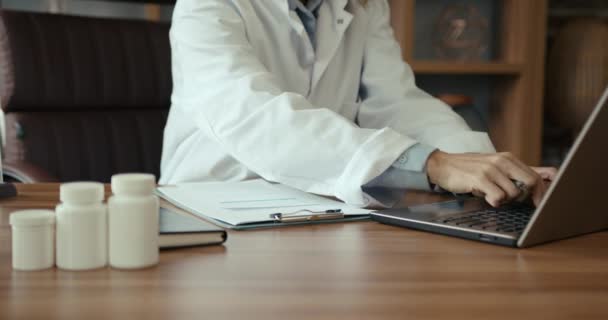 Dokter Wanita Menggunakan Laptop Tempat Kerja Dokter Positif Melakukan Yang — Stok Video