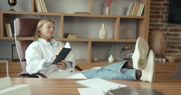 Ženský Doktor Píše Poznámky Pracovišti Pozitivní Lékař Dělá Může Aby — Stock video