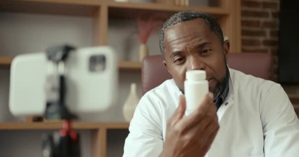 Beyaz Üniformalı Siyah Doktor Konuşuyor Hastaya Internetten Danışmanlık Yapıyor Kameraya — Stok video
