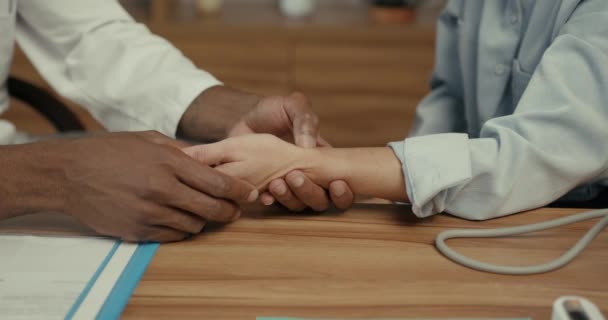医療相談で若い患者にケアしながら心臓と血圧を測定する男性医師 — ストック動画
