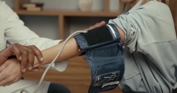 男医生在诊治年幼病人时测量心脏和血压 — 图库视频影像