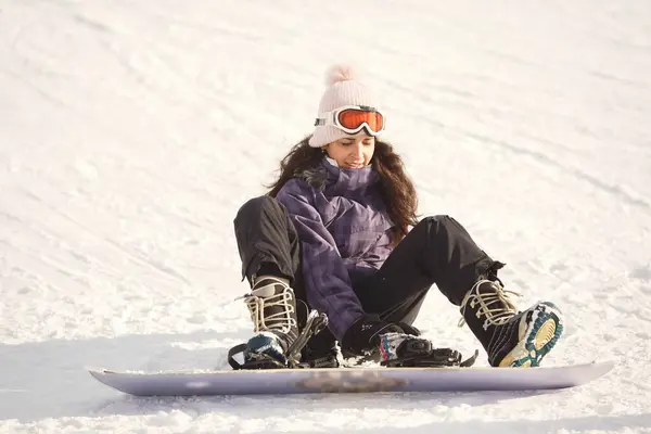 Chica Tratando Subir Una Tabla Snowboard Mujer Sentada Nieve Traje — Foto de Stock