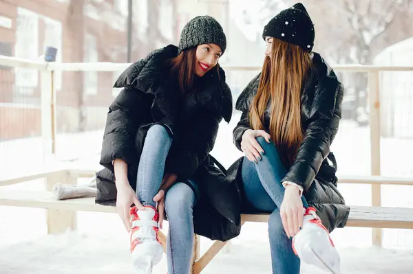 Lányok Egy Téli Városban Gyönyörű Hölgyek Fekete Kabátban Nők Jég — Stock Fotó