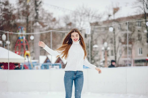 Aranyos Lány Áll Egy Téli Városban Fehér Pulcsiban — Stock Fotó