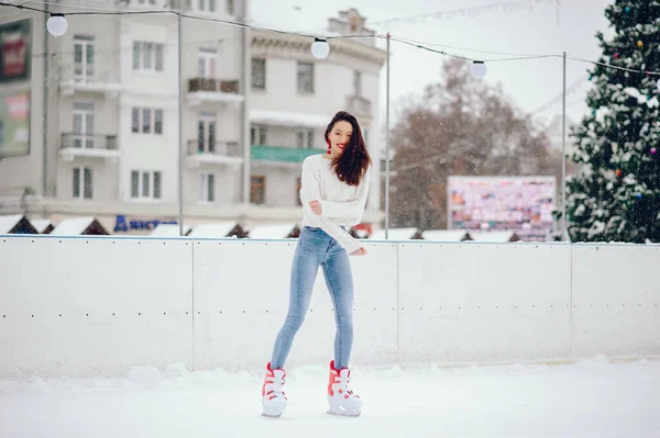 Lány Egy Téli Városban Gyönyörű Hölgy Fehér Pulcsiban Jégarénában — Stock Fotó