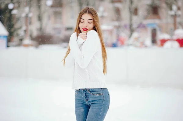 可爱的姑娘站在一个冬城里 穿着白色毛衣的女人 — 图库照片