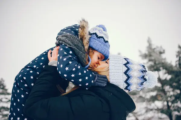 Familie Vergnügt Sich Winterpark Stilvolle Mutter Schwarzer Jacke Kleines Mädchen — Stockfoto