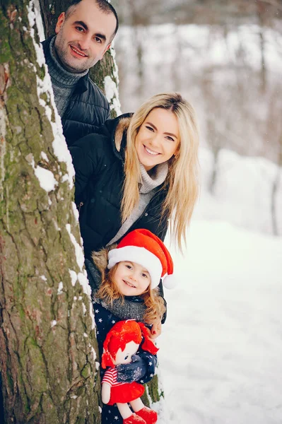 Aile Kış Parkında Eğlenir Kırmızı Şapkalı Küçük Kız Babası Tatlı — Stok fotoğraf