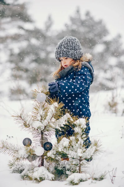 Egy Gyerek Téli Erdőben Kék Sapkás Lány Gyermek Koszorúval — Stock Fotó