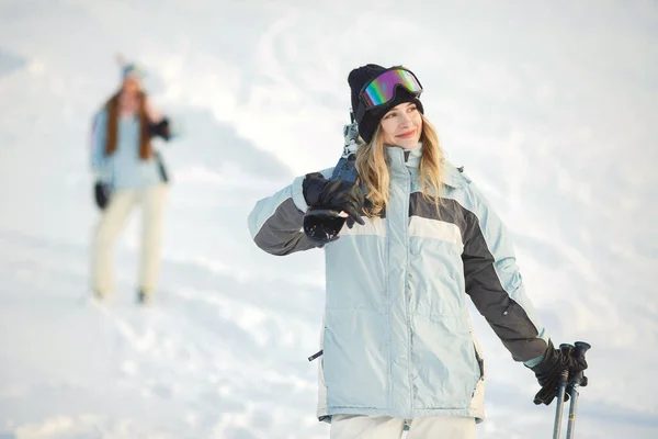 Dağlarda Güneşli Bir Hava Omuzlarında Kayak Olan Bir Kız Kışın - Stok İmaj