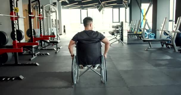 Handikappade Man Utbildning Gymmet Rehabiliteringscenter — Stockvideo