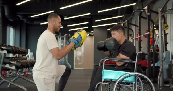 Training Fitnessstudio Mann Mit Defekten Nicht Funktionierenden Beinen Sitzt Rollstuhl — Stockvideo