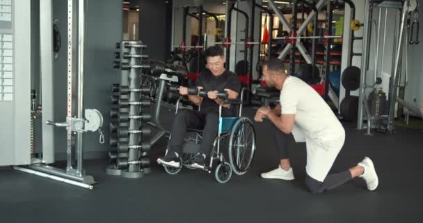 Niepełnosprawny Wózku Ćwiczy Trenerem Specjalista Rehabilitacji Pomaga Facetowi Wózku Ćwiczyć — Wideo stockowe