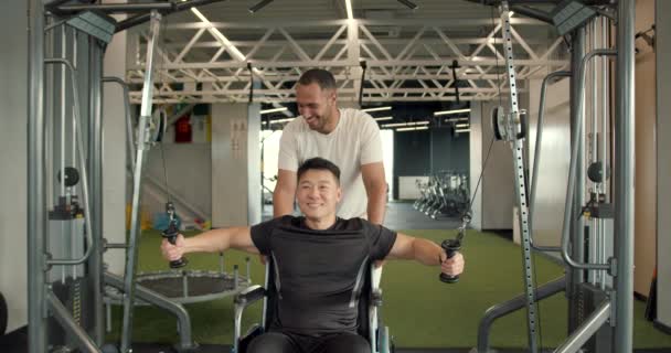 Pria Cacat Kursi Roda Bekerja Dengan Pelatih Spesialis Rehabilitasi Membantu — Stok Video