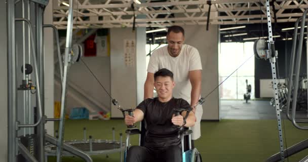 Инвалид Инвалидной Коляске Тренируется Тренером Специалист Реабилитации Помогает Парню Инвалидной — стоковое видео