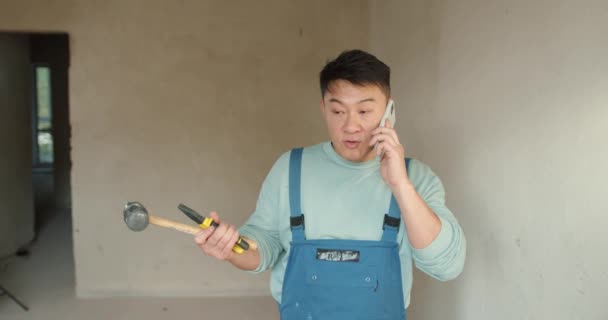 Builder Solving Matters Phone Stress Work — Stock Video