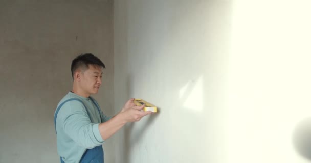 Technician Worker Uniform Using Measuring Tool Measure Wall Level Construction — Stock Video
