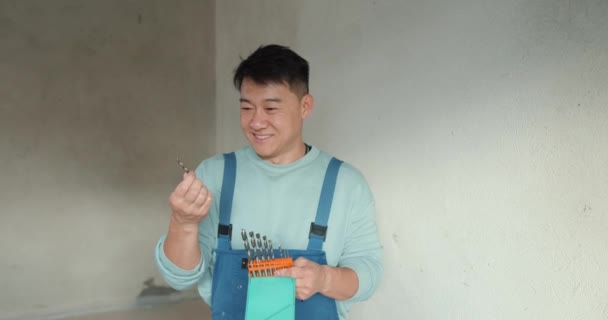 Будівництво Реконструкція Молодий Азіатський Чоловік Будівельник Уніформі Перевіряє Свої Інструменти — стокове відео